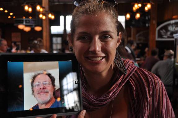 Falando com o papai, via Skype e Ipad, em restaurante no Distillery District, em Toronto, no Canadá